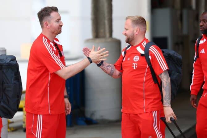 Co-Trainer Aaron Danks vom FC Bayern München trifft am Orlando International Airport ein. Die Bayern-Delegation reiste am 10. Juni 2025 in Florida an, um sich auf die FIFA Klub-WM 2025 vorzubereiten. Julio Aguilar / Getty Images