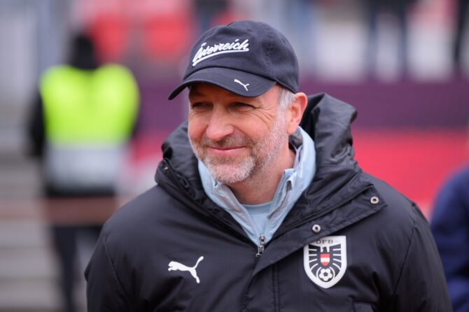 Österreichs Frauen-Nationaltrainer Alexander Schriebl verfolgt konzentriert das Geschehen vor dem WM-Qualifikationsspiel gegen Deutschland am 14. April 2026 im Max-Morlock-Stadion in Nürnberg. Die Österreicherinnen kämpften in der Qualifikation für die FIFA Frauen-Weltmeisterschaft 2027. (Christian Kaspar-Bartke / Getty Images Europe via Getty Images)