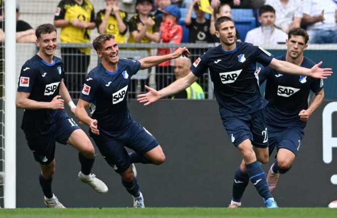 Andrej Kramarić bejubelt einen Treffer für die TSG Hoffenheim im Bundesliga-Heimspiel gegen Borussia Dortmund – der kroatische Stürmer reckt die Arme in die Höhe, umringt von seinen jubelnden Mitspielern. Getty Images