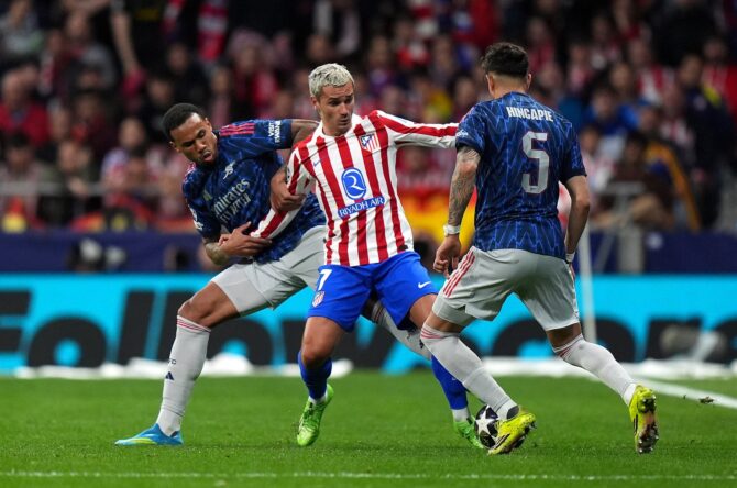 Antoine Griezmann von Atlético de Madrid behauptet sich im Zweikampf gegen Arsenals Verteidiger Gabriel im Champions-League-Halbfinale am 29. April 2026 im Metropolitano-Stadion in Madrid. (Angel Martinez / Getty Images)