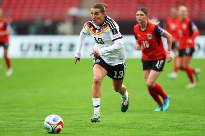 Nicole Anyomi (Nr. 13) setzt sich im WM-Qualifikationsspiel der deutschen Frauen-Nationalmannschaft gegen Österreich 2026 entschlossen in Bewegung und lässt ihre Gegenspielerin hinter sich. (Getty Images)