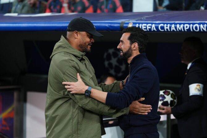 Real Madrids Cheftrainer Álvaro Arbeloa und FC-Bayern-Coach Vincent Kompany begrüßen sich vor dem Hinspiel des UEFA-Champions-League-Viertelfinals zwischen Real Madrid CF und FC Bayern München im Estadio Santiago Bernabéu am 7. April 2026 in Madrid. Foto: Angel Martinez / Getty Images