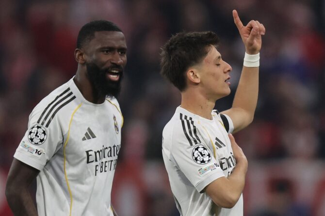 Arda Güler hebt den Finger zum Himmel und bejubelt seinen Treffer, während Antonio Rüdiger neben ihm jubelt — Real Madrid im Viertelfinal-Rückspiel der UEFA Champions League gegen den FC Bayern München in der Allianz Arena in München am 15. April 2026. (Lars Baron / Getty Images Europe via Getty Images)