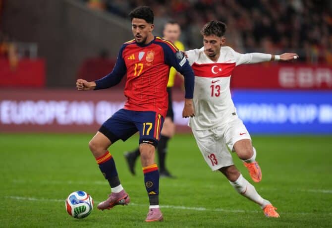 Atakan Karazor (Nr. 13, Türkei) behauptet sich im WM-Qualifikationsspiel gegen Spanien im Zweikampf gegen seinen direkten Gegner. Der VfB-Stuttgart-Profi ist Stammspieler im türkischen Mittelfeld. (Getty Images)