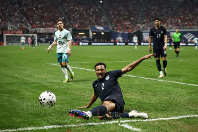 Auston Trusty von den USA im Zweikampf beim Länderspiel gegen Portugal am 31. März 2026 im Mercedes-Benz Stadium in Atlanta, Georgia. (Foto: Jared C. Tilton / Getty Images)