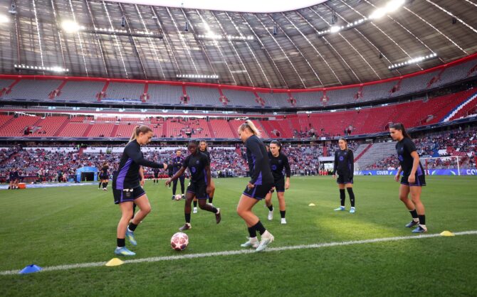 Barcelona-Spielerinnen wärmen sich vor dem Frauen Champions League Halbfinale gegen Bayern München in der Allianz Arena auf. Die Spielerinnen im schwarzen Auswärtstrikot bereiten sich auf das wichtige Spiel vor den Bayern-Fans vor. Getty Images