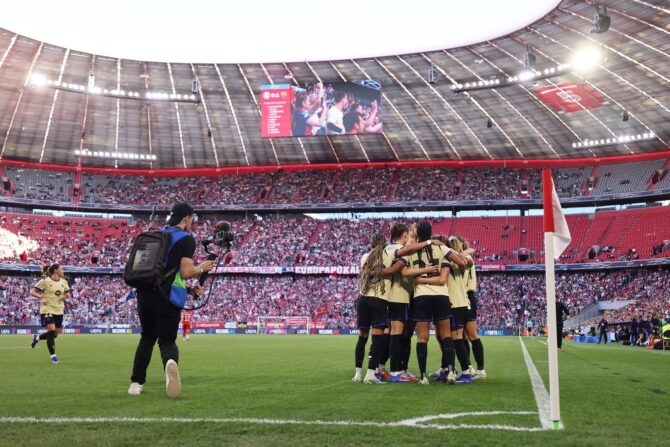 Barcelona-Spielerinnen bilden einen Teamkreis vor dem Frauen Champions League Halbfinale gegen Bayern München in der Allianz Arena. Die Spielerinnen im gelb-schwarzen Auswärtstrikot motivieren sich gegenseitig. Getty Images