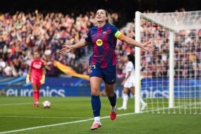 Eine Barcelona Spielerin jubelt nach einem Tor im Frauen Champions League Viertelfinale gegen Real Madrid. Die Spielerin im blau-roten Barcelona-Trikot mit Spotify-Sponsor zeigt ihre Freude über den Treffer. Getty Images