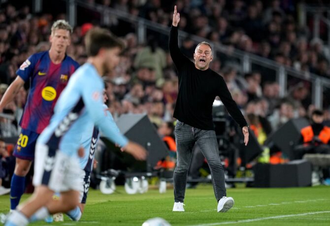 Barcelona Trainer dirigiert seine Mannschaft während des La Liga Spiels gegen Celta de Vigo. Der Coach zeigt Anweisungen vom Spielfeldrand. Getty Images
