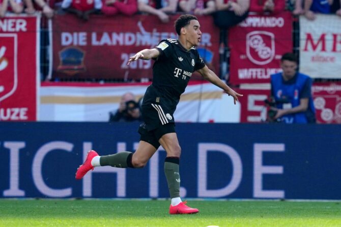 Ein Bayern München Spieler dribbelt mit dem Ball im Bundesligaspiel gegen FSV Mainz 05. Der Spieler im schwarzen Auswärtstrikot mit T-Mobile Sponsor dominiert das Spiel. Getty Images
