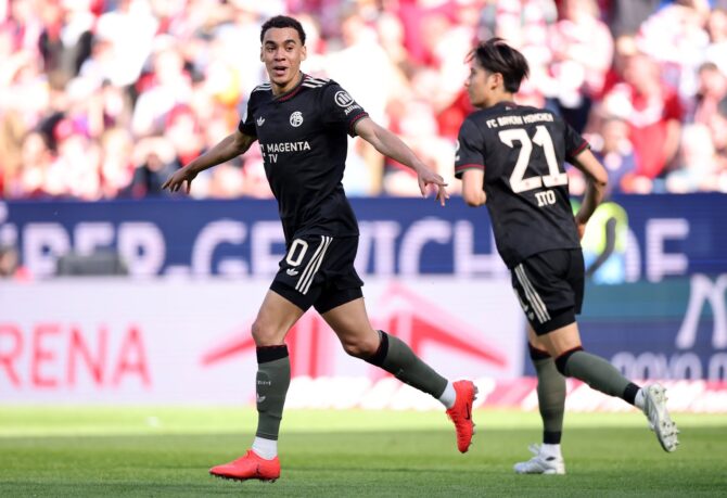 Bayern München Spieler jubelt nach einem Tor im Bundesligaspiel gegen Mainz. Der Torschütze mit ausgebreiteten Armen und begeistertem Gesichtsausdruck. Getty Images