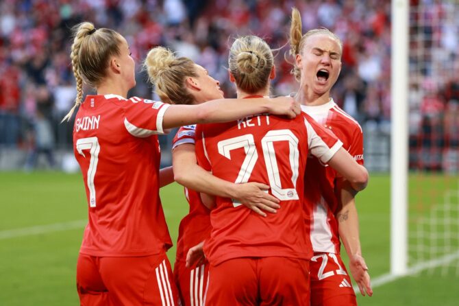 Bayern München Spielerinnen jubeln laut nach einem Tor im Champions League Halbfinale gegen Barcelona. Die Mannschaft mit ihren Nummern 7, 70 und 29 feiert den Treffer. Getty Images