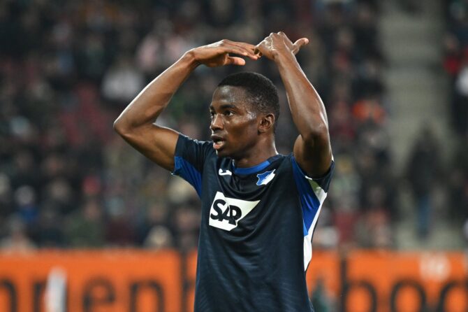 Bazoumana Touré von der TSG 1899 Hoffenheim bejubelt seinen Treffer im Bundesliga-Auswärtsspiel beim FC Augsburg in der WWK-Arena. Der Hoffenheimer Stürmer traf am 10. April 2026 in Augsburg zum zwischenzeitlichen 2:0 für die Gäste. Christian Kaspar-Bartke / Getty Images