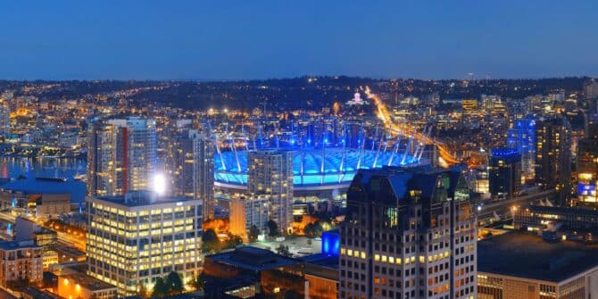 Das BC Place Stadium erstrahlt bei Nacht in leuchtendem Blau und bildet das Herzstück der Vancouver-Skyline – die Multifunktionsarena ist einer der WM-2026-Spielorte in Kanada und fasst rund 54.000 Zuschauer. (Copyright Depositphotos.com)