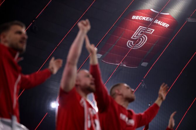 Eine Trikot-Grafik von Franz Beckenbauer an der Dachkonstruktion der Football Arena München, aufgenommen am 15. April 2026 vor dem Champions-League-Viertelfinale-Rückspiel zwischen dem FC Bayern München und Real Madrid. (Alex Grimm / Getty Images)