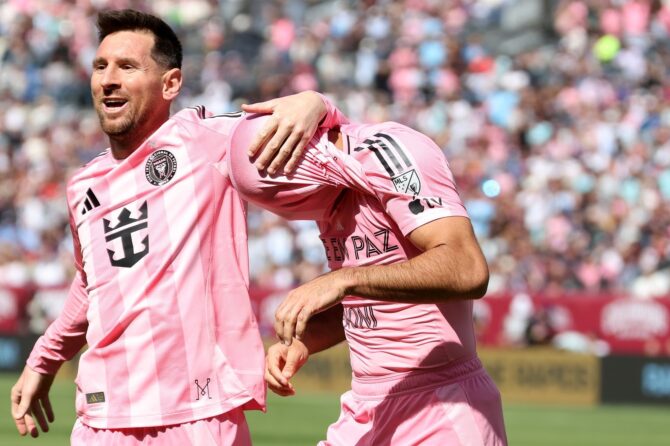 Lionel Messi und Facundo Berterame von Inter Miami bejubeln gemeinsam einen Treffer im MLS-Spiel gegen die Colorado Rapids – der argentinische Weltmeister lacht, während Berterame den Ball unter seinem Trikot versteckt. Getty Images