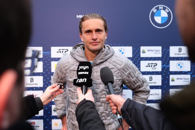 Alexander Zverev spricht nach seinem Sieg am vierten Tag der BMW Open 2026 mit den Medien. Das Tennisturnier findet im MTTC IPHITOS in München statt. (Alexander Hassenstein / Getty Images)