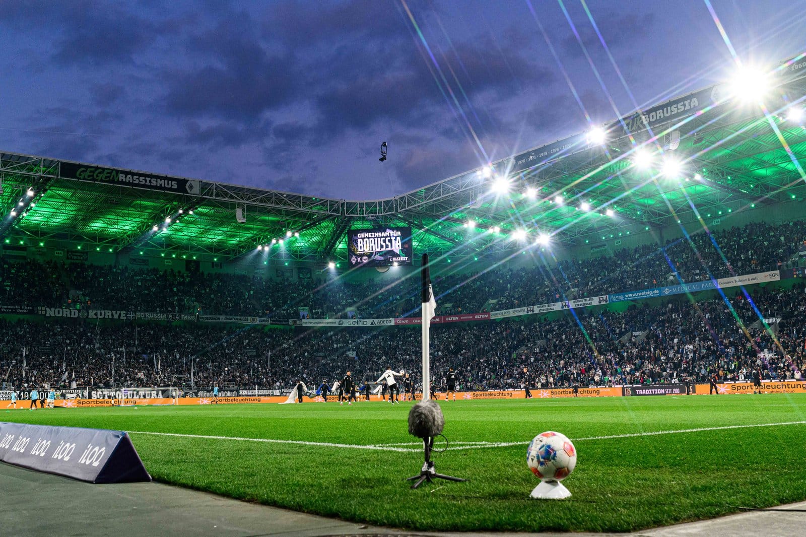 Das Borussia-Park-Stadion in Mönchengladbach bei Flutlicht. (Copyright Depositphotos.com)