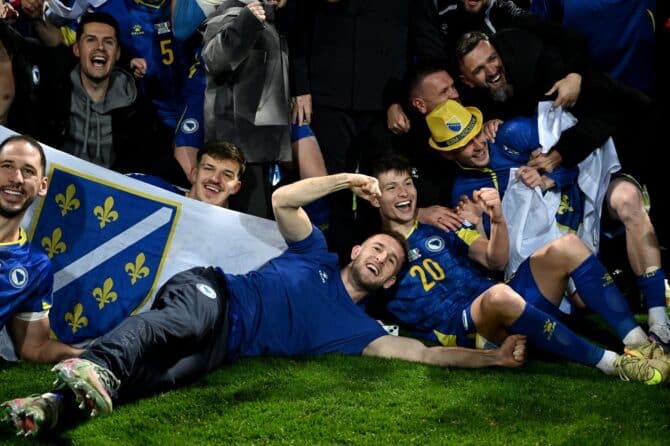 Die Spieler von Bosnien-Herzegowina feiern ausgelassen den Sieg nach dem WM-Qualifikations-Playoff gegen Italien am 31. März 2026 im Stadion Bilino Polje in Zenica. (Foto: Getty Images)