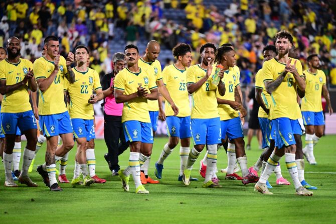 Die Spieler Brasiliens feiern mit den Fans nach dem Länderspiel gegen Kroatien am 31. März 2026 im Camping World Stadium in Orlando, Florida. (Foto: Julio Aguilar / Getty Images)