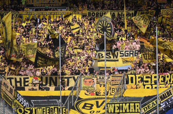 Fans von Borussia Dortmund auf der Tribüne beim Bundesliga-Spiel zwischen TSG Hoffenheim und Borussia Dortmund in der PreZero Arena am 18. April 2026 in Sinsheim. (Neil Baynes / Getty Images)