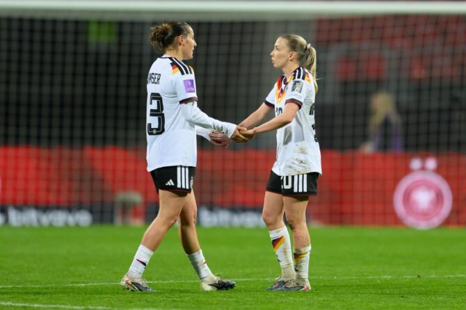 Carlotta Wamser und Elisa Senß von der deutschen Frauen-Nationalmannschaft jubeln nach dem Sieg im WM-Qualifikationsspiel gegen Österreich am 14. April 2026 im Max-Morlock-Stadion in Nürnberg. (Christian Kaspar-Bartke / Getty Images)