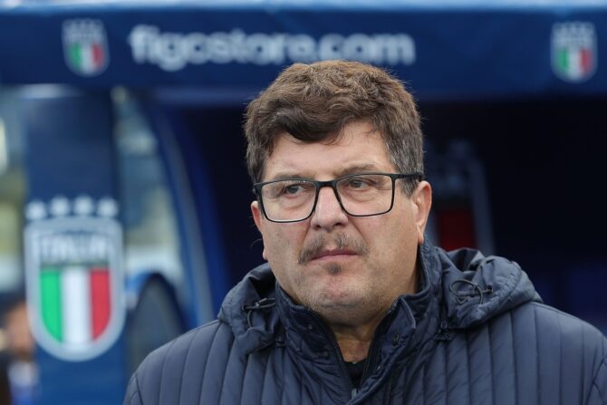 Italiens U21-Nationaltrainer Carmine Nunziata verfolgt konzentriert das Geschehen am 26. März 2026 beim UEFA-U21-EM-Qualifikationsspiel gegen Nordmazedonien – im Hintergrund ist das Logo des italienischen Fußballverbands FIGC zu sehen. Gabriele Maltinti / Getty Images