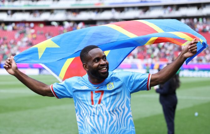 Cédric Bakambu (#17) von der DR Kongo jubelt mit der Nationalfahne seines Landes nach dem WM-Qualifikations-Play-off-Finaleinzug gegen Jamaika am 31. März 2026 im Estadio Guadalajara in Zapopan, Mexiko. Simon Barber / Getty Images