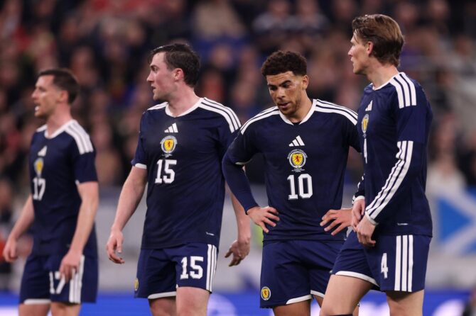 Che Adams von Schottland verfolgt das Spielgeschehen beim Länderspiel gegen die Elfenbeinküste am 31. März 2026 in Liverpool, England. (Foto: Carl Recine / Getty Images)