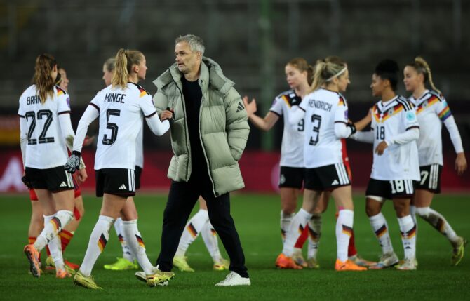 Bundestrainer Christian Wück beglückwünscht nach dem WM-Qualifikationsspiel der deutschen Frauen-Nationalmannschaft gegen Österreich 2026 seine Spielerinnen – darunter Bibiane Schulze Solano (Nr. 5) und Jule Brand (Nr. 22). Das DFB-Team feierte einen erfolgreichen Abend. (Getty Images)