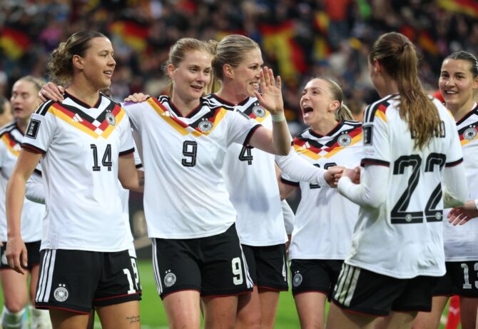 Sara Däbritz, Sjoeke Nüsken, Rebecca Knaak und Jule Brand bejubeln das 3:0, das durch ein Eigentor von Sarah Puntigam fiel. Im WM-Qualifikationsspiel am 14. April 2026 im Max-Morlock-Stadion in Nürnberg überrollten die DFB-Frauen Österreich mit 5:0. Foto: Adam Pretty / Getty Images