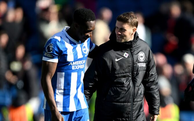 Brighton-Stürmer Danny Welbeck und Trainer Fabian Hürzeler umarmen sich nach dem Premier-League-Heimspiel gegen den FC Liverpool am 21. März 2026 im Amex Stadium in Brighton herzlich. (Mike Hewitt / Getty Images)