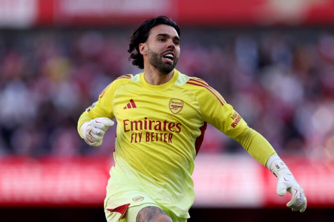 Arsenals Torhüter David Raya bejubelt das erste Tor seiner Mannschaft im Premier-League-Duell zwischen Arsenal und Newcastle United im Emirates Stadium in London am 25. April 2026. (Richard Heathcote / Getty Images Europe via Getty Images)