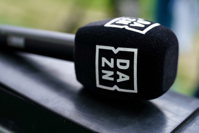 Das Logo des Streamingdienstes DAZN ist vor dem Bundesliga-Spiel zwischen dem SC Freiburg und dem FC Bayern München am 4. April 2026 im Europa-Park Stadion in Freiburg im Breisgau auf einem Mikrofon zu sehen. (Daniela Porcelli / Getty Images)