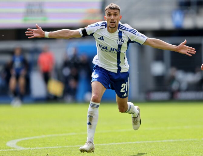 Dejan Ljubicic bejubelt das 3:0 für den FC Schalke 04 gegen den SC Paderborn 07. Der Mittelfeldspieler traf am 26. April 2026 in der Benteler Arena beim Zweitligaspiel der Königsblauen. Christof Koepsel / Getty Images