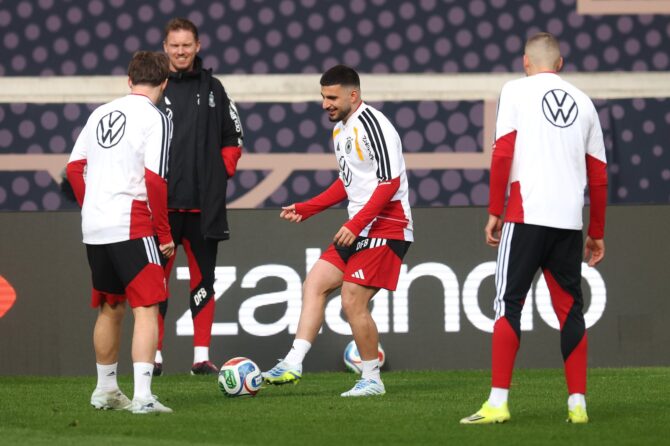 Deniz Undav am Ball beim Training der deutschen Nationalmannschaft am 29. März 2026 in der MHPArena in Stuttgart. Im Hintergrund verfolgt Bundestrainer Julian Nagelsmann die Einheit. Der VfB-Stuttgart-Stürmer gehört zum festen Aufgebot des DFB-Teams für die WM-Qualifikation. (Alexander Hassenstein / Getty Images)