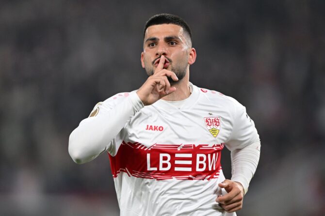VfB-Stuttgart-Stürmer Deniz Undav bejubelt am 23. April 2026 in der MHPArena in Stuttgart sein Tor zum 1:0 gegen den SC Freiburg im DFB-Pokal-Halbfinale mit der typischen Schweige-Geste. (Christian Kaspar-Bartke / Getty Images)