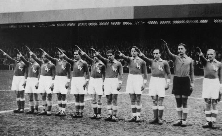 Die deutsche Nationalmannschaft i grünen Trikots mit einem goßen "W" und dem Nazigruss im Februar 1934. / AFP PHOTO / STAFF