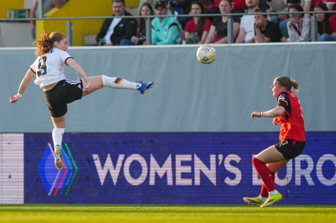 Eine deutsche Spielerin (Nr. 9) zieht im WM-Qualifikations-Auswärtsspiel bei Österreich 2026 mit einem spektakulären Flugschuss ab, während eine österreichische Verteidigerin zusieht. (Getty Images)