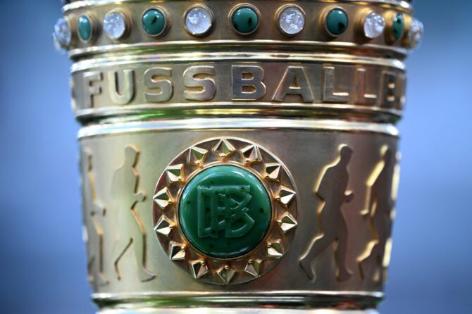 Der DFB-Pokal liegt vor dem Halbfinale zwischen Bayer 04 Leverkusen und FC Bayern München am 22. April 2026 in der BayArena in Leverkusen bereit. (Stuart Franklin / Getty Images Europe)