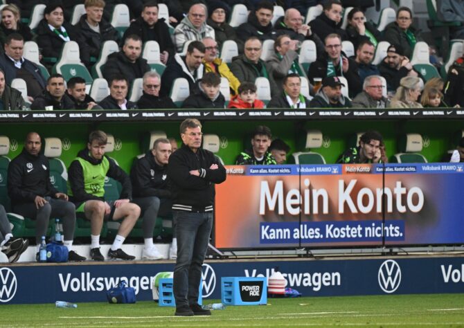 VfL-Wolfsburg-Trainer Dieter Hecking verfolgt mit verschränkten Armen das Bundesligaspiel gegen SV Werder Bremen am 21. März 2026 in der Volkswagen Arena in Wolfsburg. Stuart Franklin / Getty Images