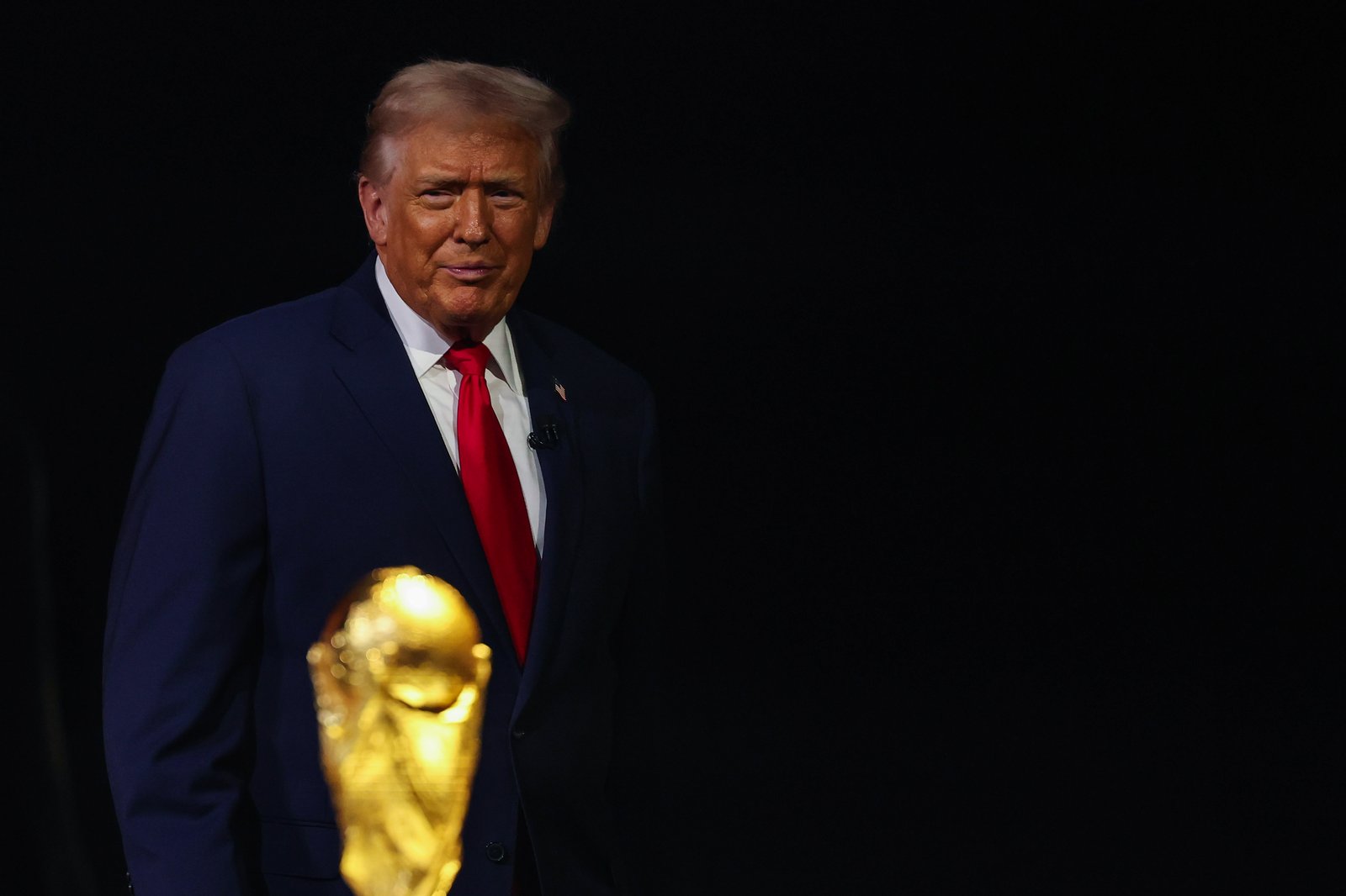 US-Präsident Donald Trump verfolgt die offizielle Auslosung der FIFA Fußball-Weltmeisterschaft 2026 im John F. Kennedy Center for the Performing Arts am 5. Dezember 2025 in Washington, D.C. Foto: Patrick Smith / Getty Images