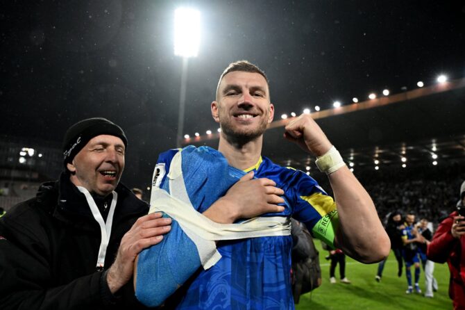 Stürmer Edin Dzeko von Bosnien-Herzegowina feiert ausgelassen den Sieg nach dem WM-Qualifikations-Playoff gegen Italien am 31. März 2026 im Stadion Bilino Polje in Zenica. (Foto: Getty Images)
