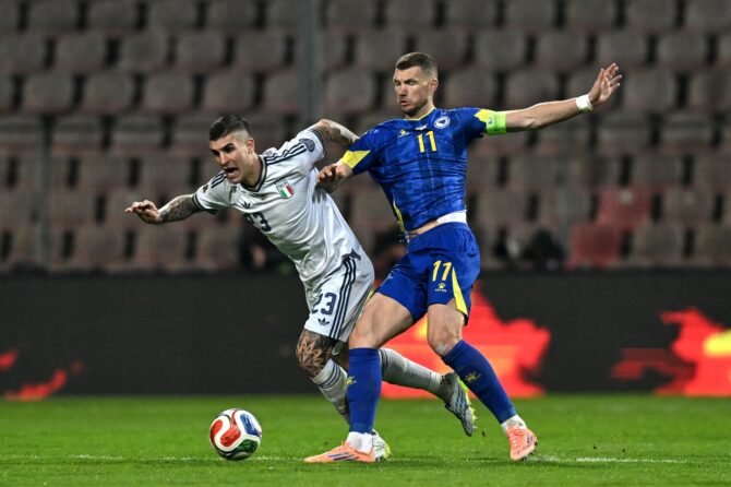 Edin Dzeko von Bosnien-Herzegowina im Zweikampf mit Gianluca Mancini von Italien beim WM-Qualifikations-Playoff am 31. März 2026 im Stadion Bilino Polje in Zenica. (Foto: Getty Images)