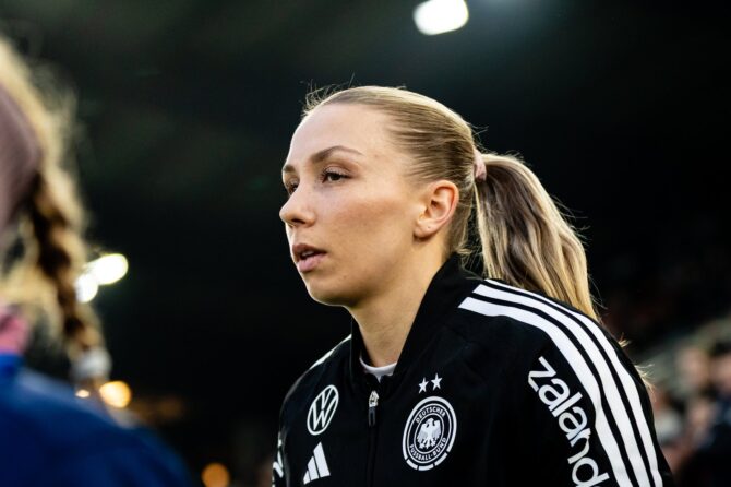 Elisa Senss betritt am 7. März 2026 in der Lyse Arena in Stavanger das Spielfeld vor dem WM-Qualifikationsspiel der deutschen Frauen-Nationalmannschaft gegen Norwegen für die FIFA Frauen-WM 2027. (Marius Nordnes / Nordnes Foto / Getty Images)