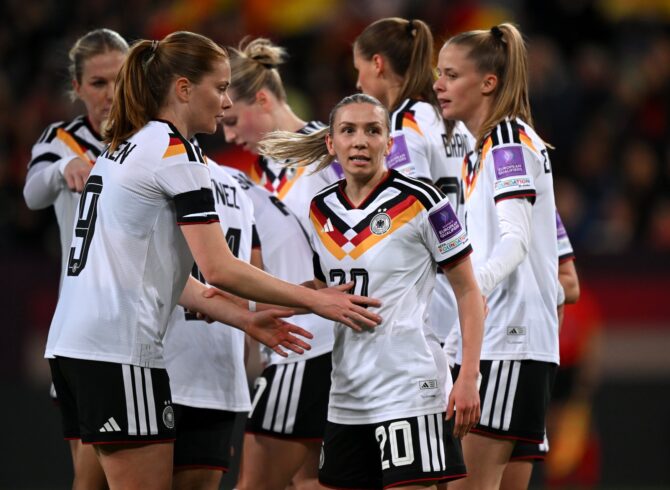 Elisa Senss von der deutschen Frauen-Nationalmannschaft bejubelt ihren Treffer zum 2:0 mit Teamkollegin Sjoeke Nüsken im WM-Qualifikationsspiel für die FIFA Frauen-WM 2027 gegen Slowenien im Rudolf-Harbig-Stadion in Dresden am 3. März 2026. Foto: Thomas Eisenhuth / Getty Images Europe via Getty Images