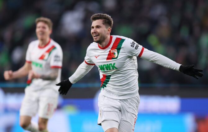 Elvis Rexhbecaj vom FC Augsburg bejubelt seinen Treffer zum 3:0 im Bundesligaspiel gegen den VfL Wolfsburg am 21. Februar 2026 in der Volkswagen Arena in Wolfsburg. (Selim Sudheimer / Getty Images)