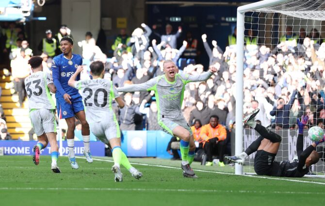 Erling Haaland von Manchester City jubelt über das 1:0 seines Teamkollegen Nico O'Reilly im Premier-League-Spiel zwischen dem FC Chelsea und Manchester City im Stamford Bridge in London am 12. April 2026. Ryan Pierse / Getty Images