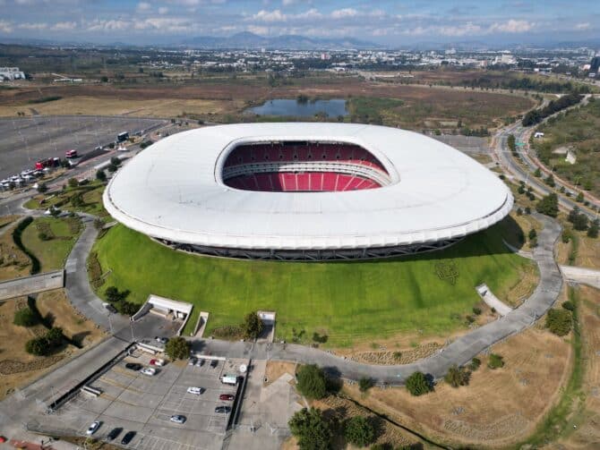 Das Estadio Akron in Guadalajara aus der Vogelperspektive, die futuristisch geformte Arena mit dem charakteristischen weißen Dach und roten Sitzreihen ist Heimstadion des Club Deportivo Guadalajara (Chivas) und einer der Spielorte der FIFA Fußball-Weltmeisterschaft 2026 in Mexiko. (Copyright Depositphotos.com)