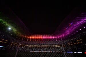 Das Estadio BBVA in Monterrey erstrahlt in einem beeindruckenden Farbenspektakel aus bunten Scheinwerfern – die moderne Arena ist einer der Austragungsorte der FIFA Fußball-Weltmeisterschaft 2026 in Mexiko und zeigt sich hier von innen bei Nacht in vollem WM-Glanz. (Copyright Depositphotos.com)